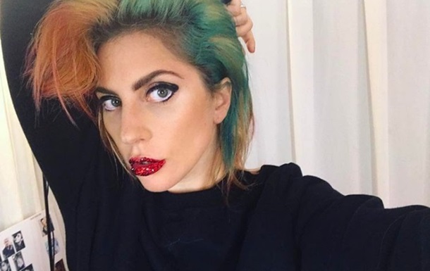 Леди Гага удивила зеленым цветом волос
