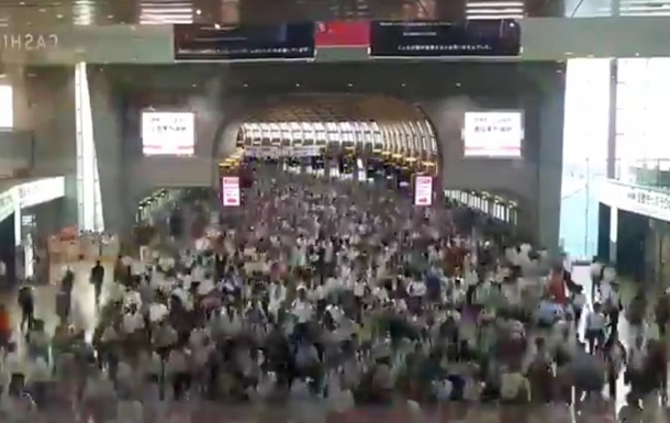 Мережею курсує відео з метро Токіо в годину-пік