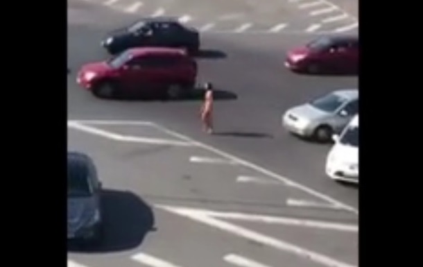 Прогулку голой женщины в Киеве сняли на видео