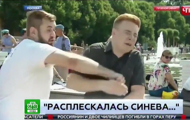 У Москві чоловік у футболці Оплот побив журналіста