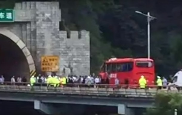 В Китае автобус влетел в стену: 36 погибших