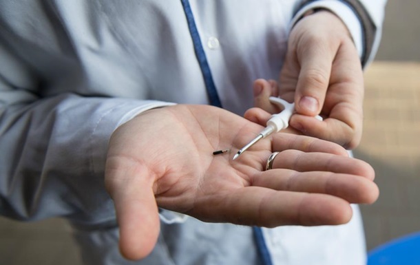 У Росії лікар імплантував собі  розумні  чипи