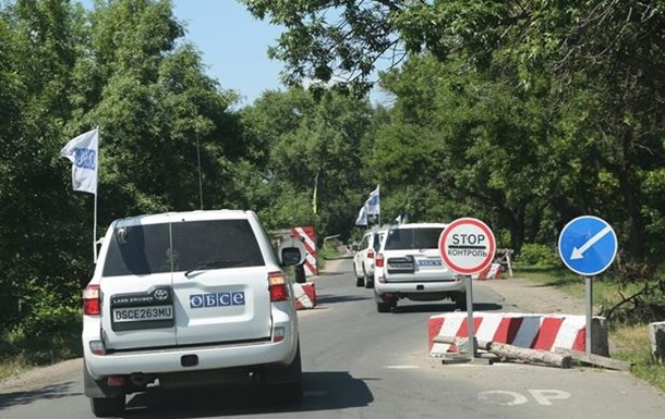 ОБСЄ: У Луганську вантажівки з військовою технікою