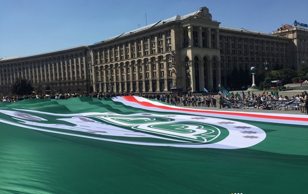На Майдане развернули флаг непризнанной Ичкерии