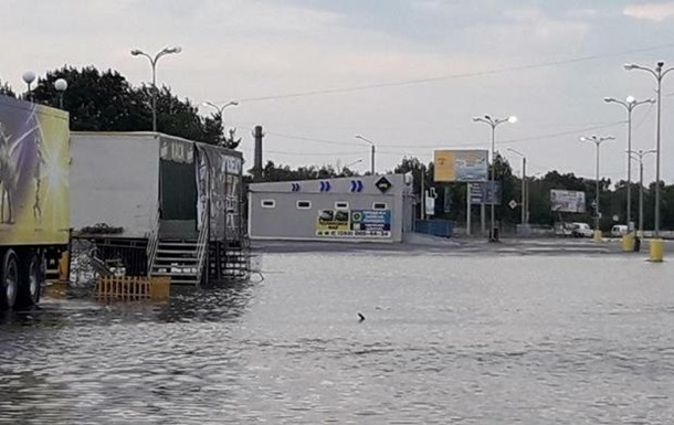 Потужна злива затопила вулиці Одеси