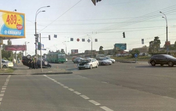 У Києві зіткнулися два автомобілі, є постраждалі