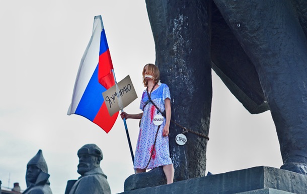 У РФ вчителька прикувала себе ланцюгом до пам ятника Леніну