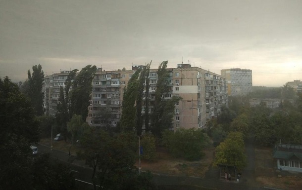 На Дніпро обрушилася буря з градом