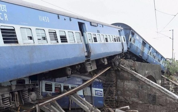В Индии поезд столкнулся с самосвалом: пострадали 50 человек