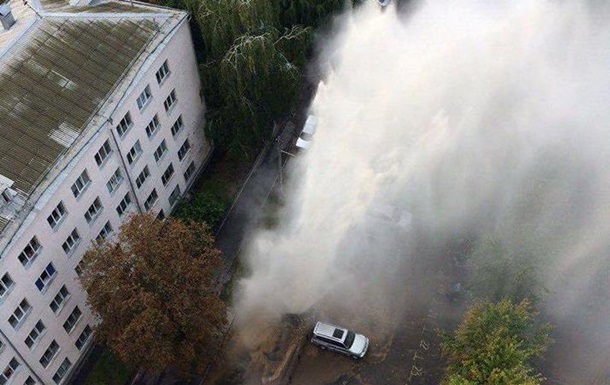В Киеве прорвало трубу: фонтан в несколько этажей
