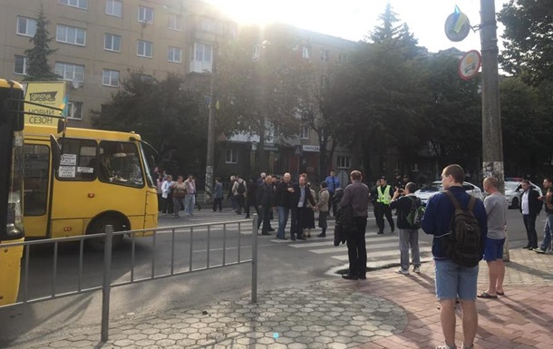В Івано-Франківську працівники спиртзаводу перекрили дорогу