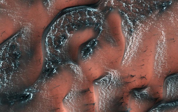 NASA показало снежные дюны на Марсе