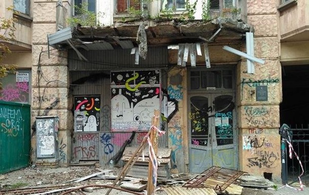 У центрі Києва обвалився балкон