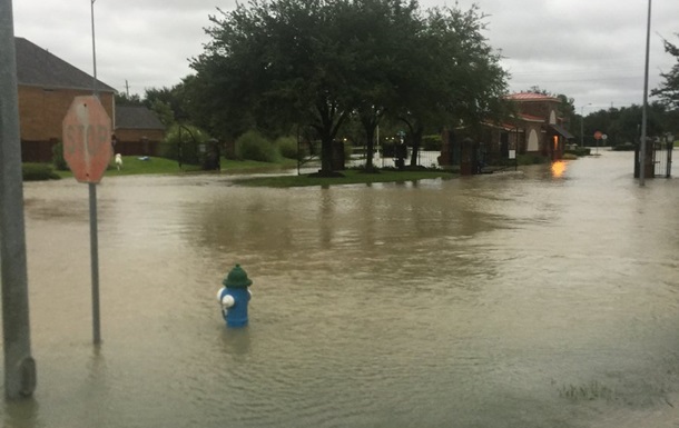 У Техасі почала протікати дамба, оголошено евакуацію