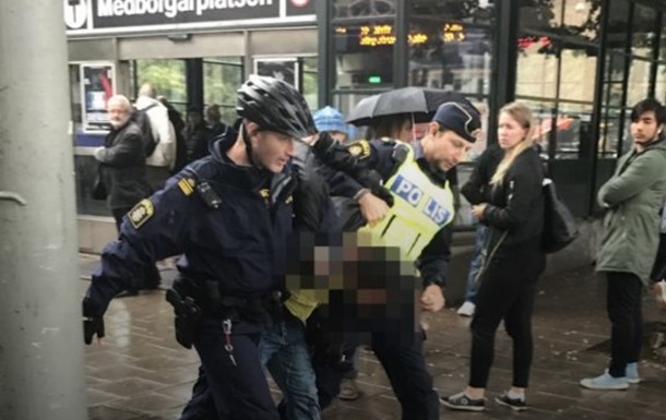 У Швеції невідомий з ножем напав на поліцейських