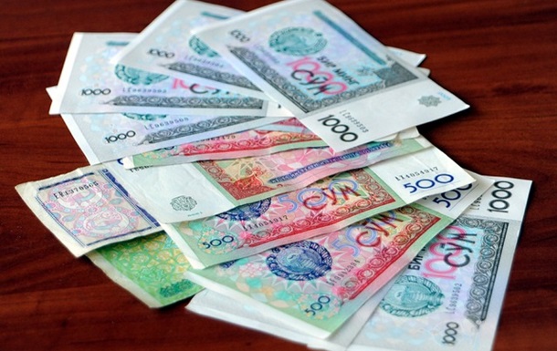 Узбекистан удвічі девальвував національну валюту