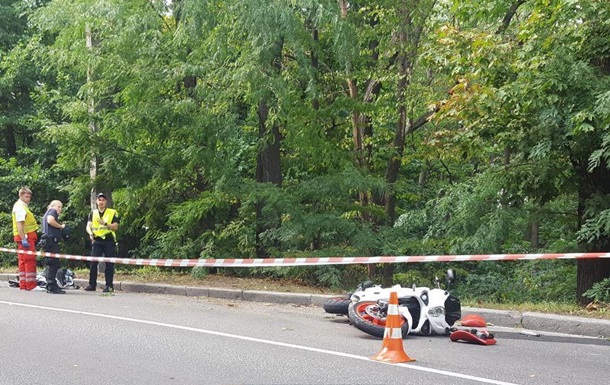 В Киеве в Голосеевском парке насмерть разбился мотоциклист