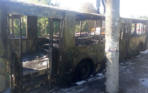 В Одесі під час руху дотла згорів тролейбус