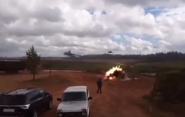 В РФ на учениях вертолет пустил ракеты по зрителям