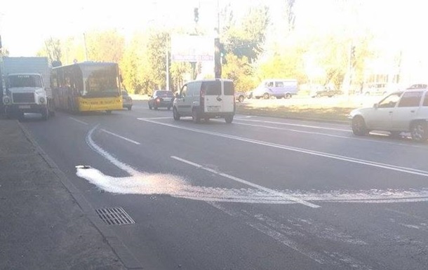 У київської маршрутки на ходу почало витікати паливо