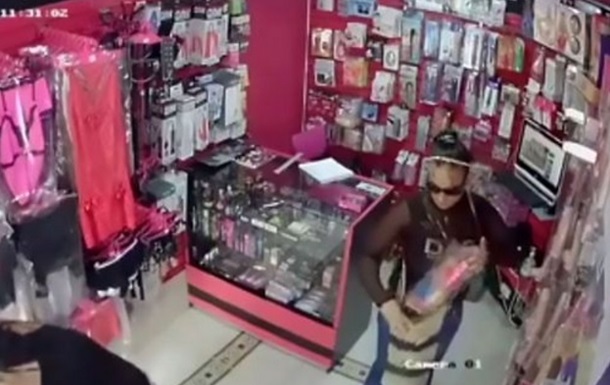 Крадіжка величезного фалоімітатора потрапила на відео