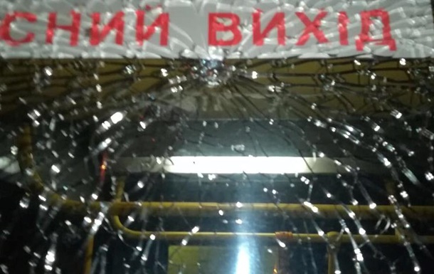В Киеве неизвестные обстреляли троллейбус