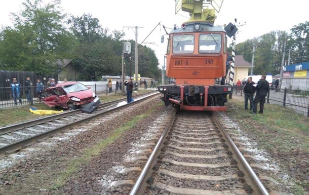 Под Киевом поезд снес автомобиль, есть погибший