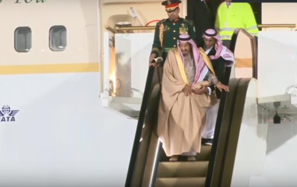 У літака короля Саудівської Аравії в Москві зламався трап-ескалатор