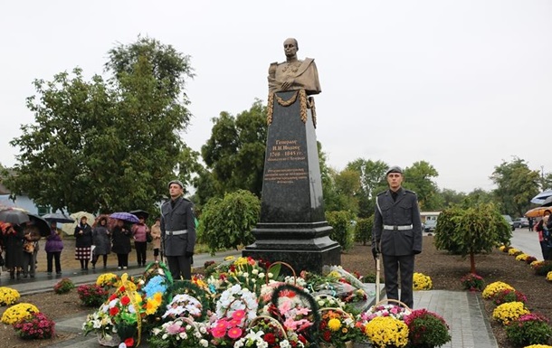 У Болграді на місці Леніна поставили пам ятник російському генералу