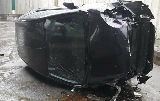 У Києві авто з водієм і дитиною впало з мосту