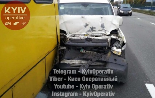 В Киеве автомобиль врезался в маршрутку с пассажирами