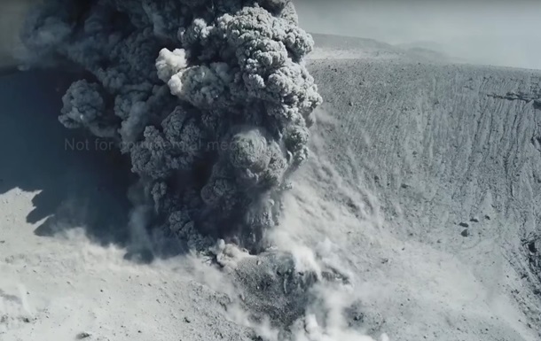 В Японии сняли с дрона извержение вулкана