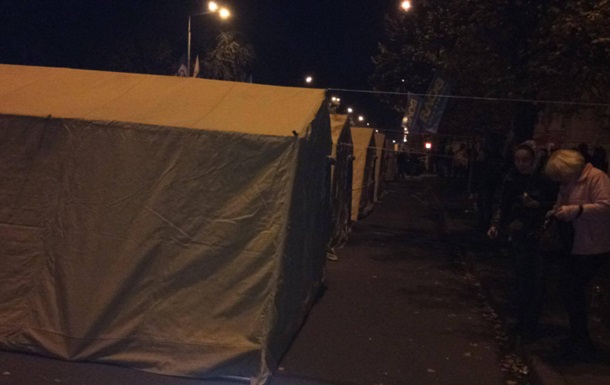 Митинг под ВР закончился, но палатки остались