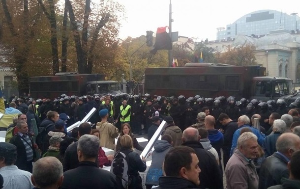 Активістам не дали встановити намети під Радою