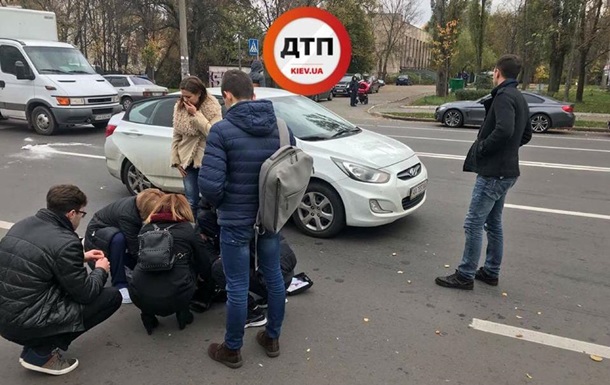 У Києві на пішохідному переході збили жінку