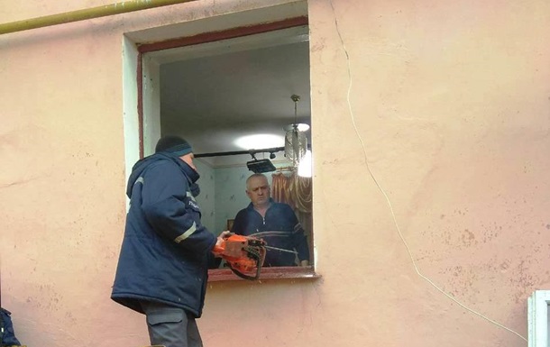 На Житомирщині 60 рятувальників повантажили в швидку 370-кілограмову жінку