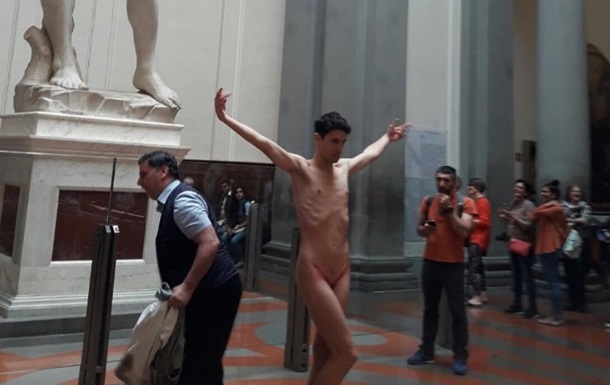 Ексгібіціоніст роздягнувся перед статуєю Давида