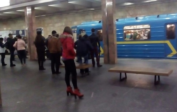 У київському метро людина впала на колії