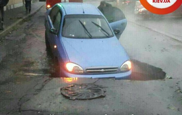 В Киеве автомобиль провалился под асфальт