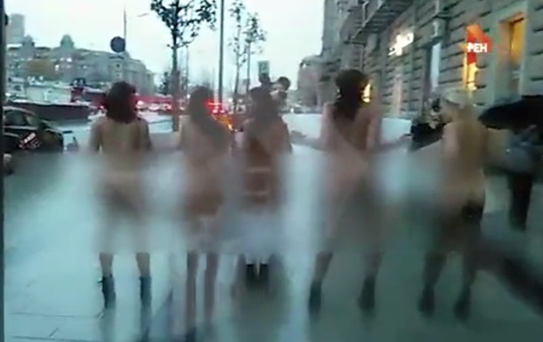 Секс - це класно: у Москві голі дівчата підтримали Вайнштейна