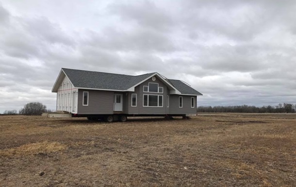 Жителю Канады  подбросили  на поле пустой дом