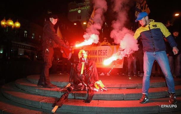 В центре Киева сожгли чучело Ленина