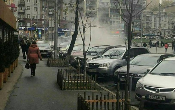 Вулицю в центрі Києва залило окропом