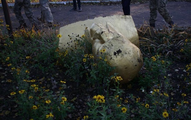 Під Одесою знесли пам ятник Леніну