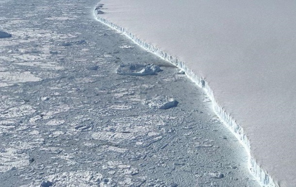 NASA показало аэроснимки гигантского айсберга Антарктиды