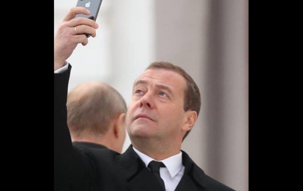 Не YotaPhone. Дмитрия Медведева заметили с iPhone X