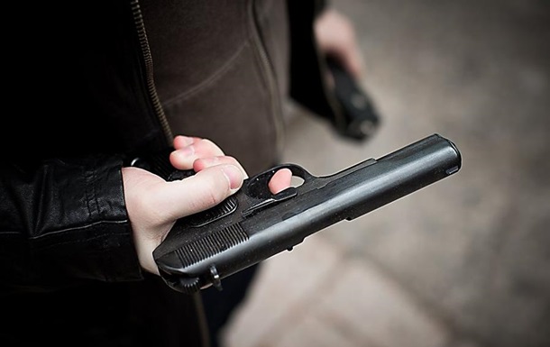 В Днепропетровской области мужчина открыл стрельбу по людям на стоянке