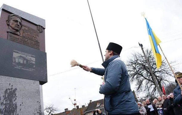 У Львові відкрили пам ятний знак Шухевичу