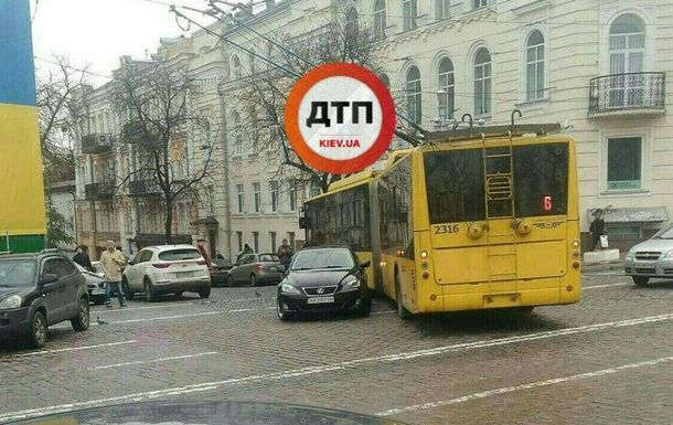 В Киеве припаркованное авто парализовало движение