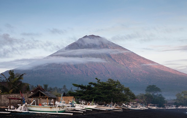 Извержение вулкана отменило авиарейсы на Бали